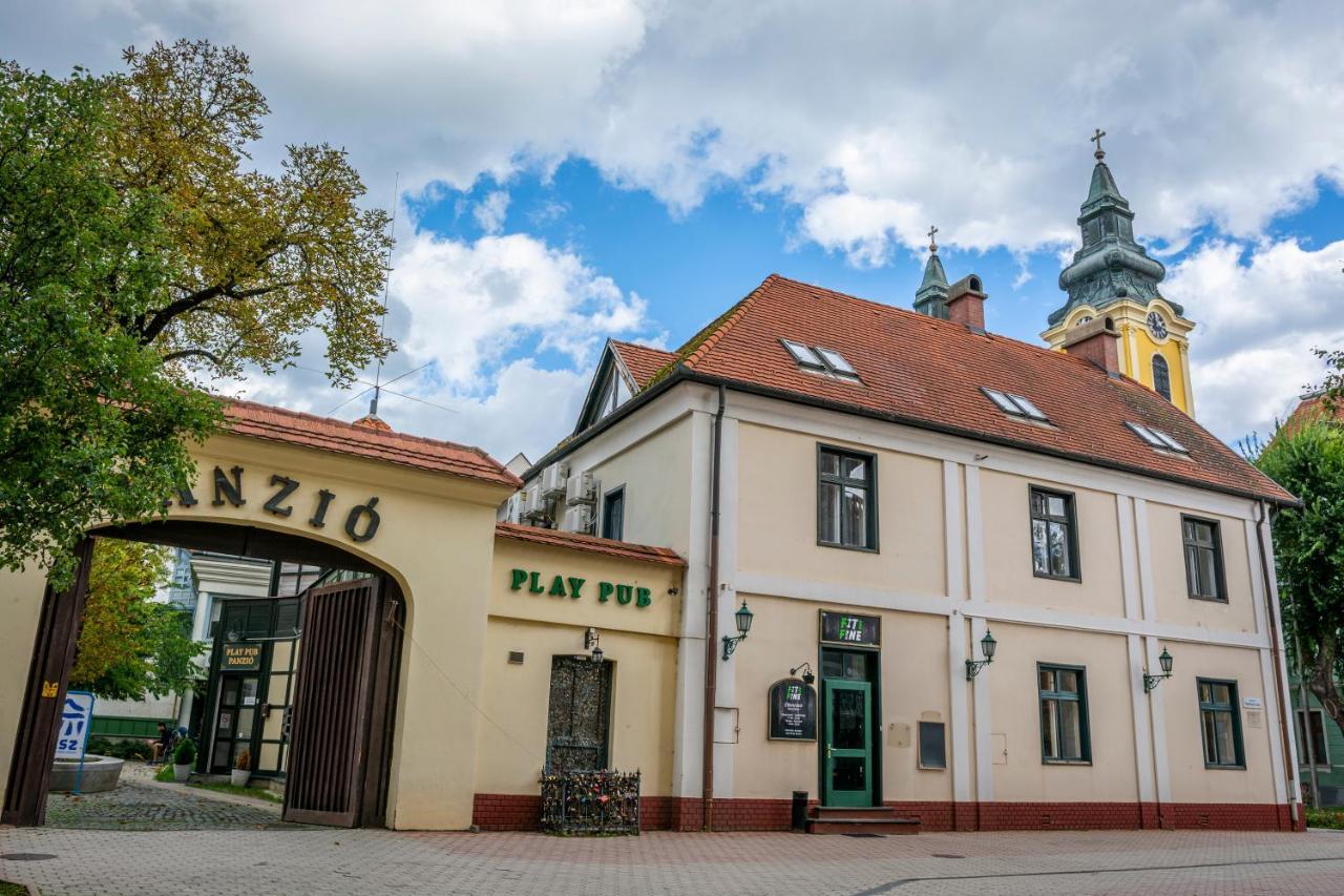 Play Pub Etterem Es Panzio Bed & Breakfast Debrecen Dış mekan fotoğraf